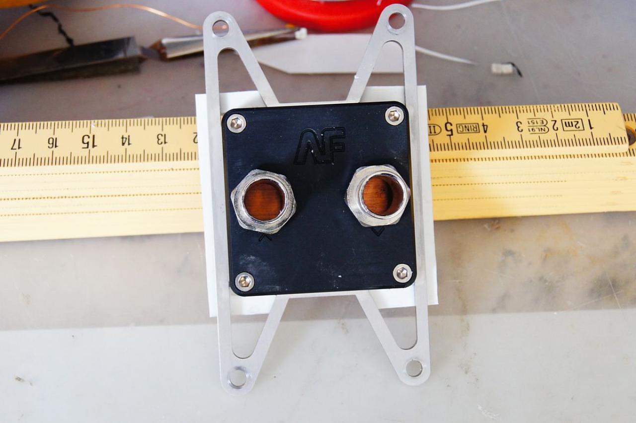 [15/07/2011] Schienenbruch-Casemod: Beleuchteter CPU-Wasserkühler, verkleinerte Grafikkarte und mehr sehenswerte Modifikationen (109)