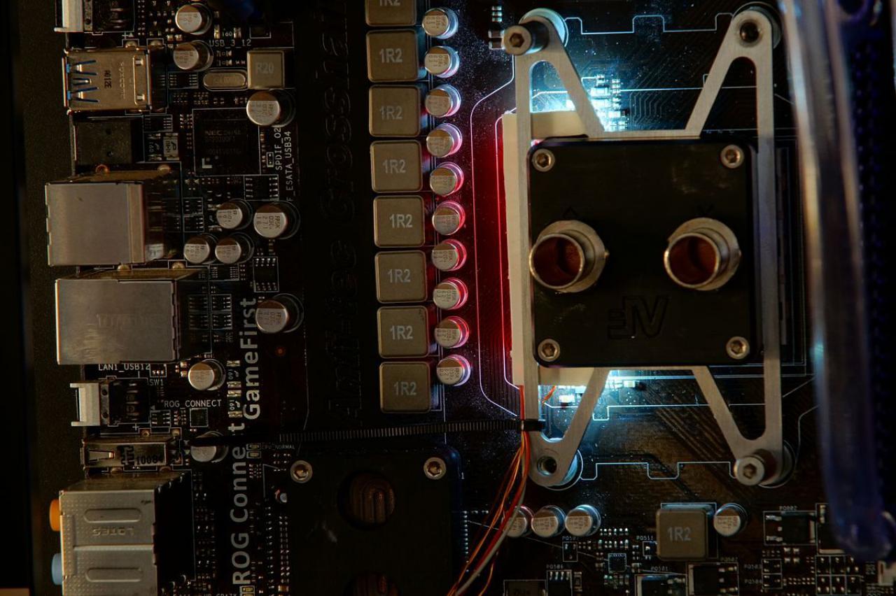 [15/07/2011] Schienenbruch-Casemod: Beleuchteter CPU-Wasserkühler, verkleinerte Grafikkarte und mehr sehenswerte Modifikationen (112)