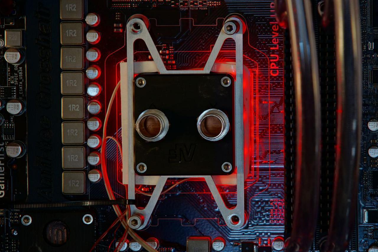 [15/07/2011] Schienenbruch-Casemod: Beleuchteter CPU-Wasserkühler, verkleinerte Grafikkarte und mehr sehenswerte Modifikationen (113)