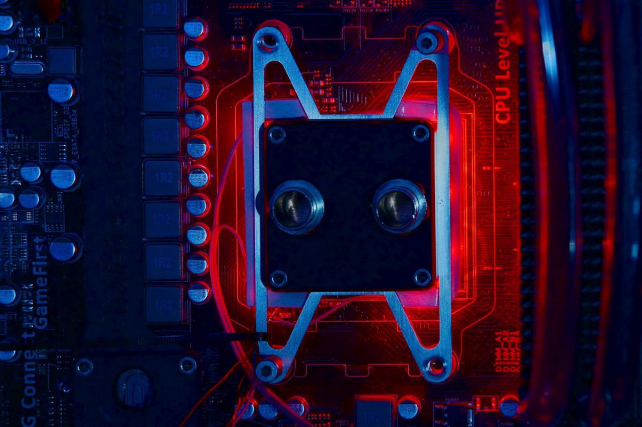 [15/07/2011] Schienenbruch-Casemod: Beleuchteter CPU-Wasserkühler, verkleinerte Grafikkarte und mehr sehenswerte Modifikationen (114)