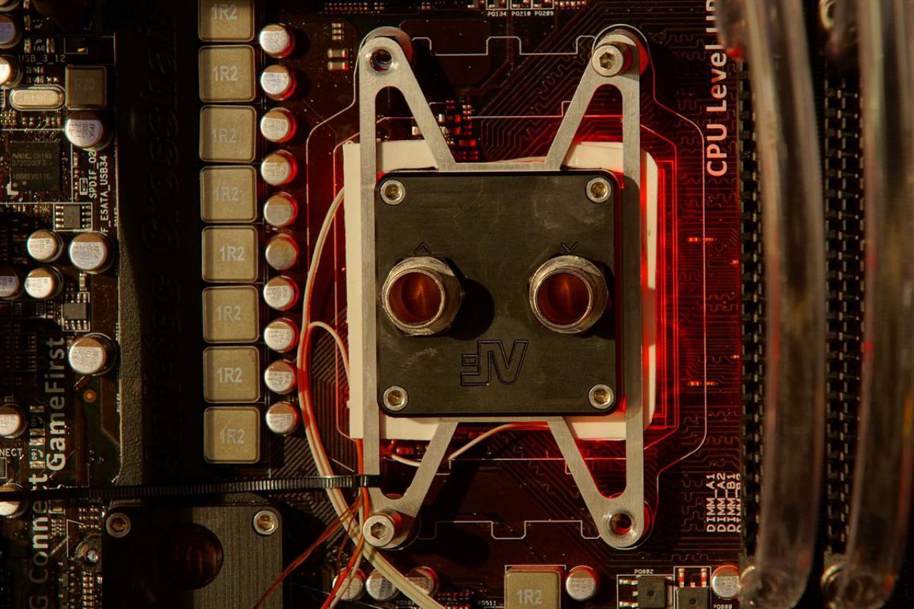 [15/07/2011] Schienenbruch-Casemod: Beleuchteter CPU-Wasserkühler, verkleinerte Grafikkarte und mehr sehenswerte Modifikationen (115)