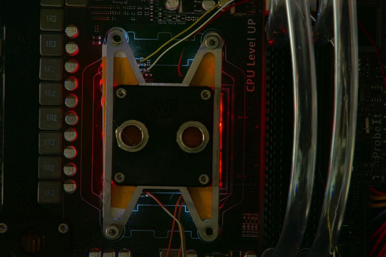 [15/07/2011] Schienenbruch-Casemod: Beleuchteter CPU-Wasserkühler, verkleinerte Grafikkarte und mehr sehenswerte Modifikationen (119)