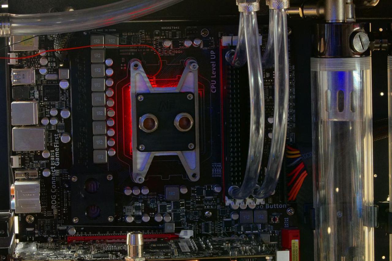 [15/07/2011] Schienenbruch-Casemod: Beleuchteter CPU-Wasserkühler, verkleinerte Grafikkarte und mehr sehenswerte Modifikationen (124)