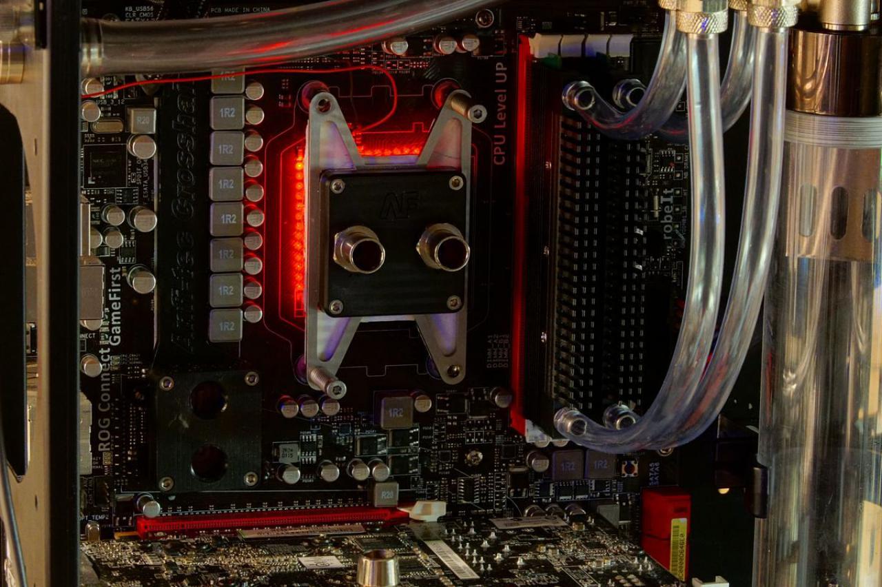 [15/07/2011] Schienenbruch-Casemod: Beleuchteter CPU-Wasserkühler, verkleinerte Grafikkarte und mehr sehenswerte Modifikationen (125)