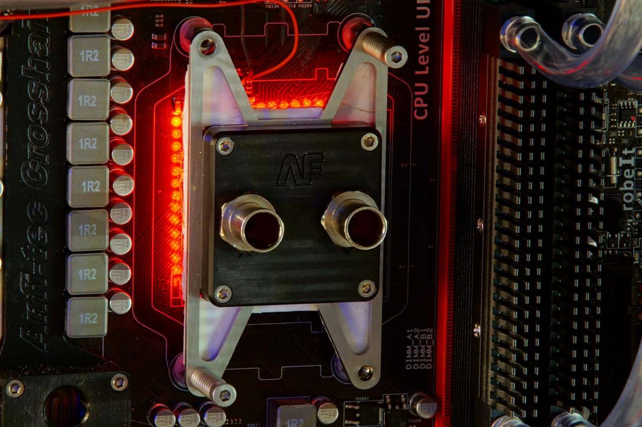 [15/07/2011] Schienenbruch-Casemod: Beleuchteter CPU-Wasserkühler, verkleinerte Grafikkarte und mehr sehenswerte Modifikationen (126)