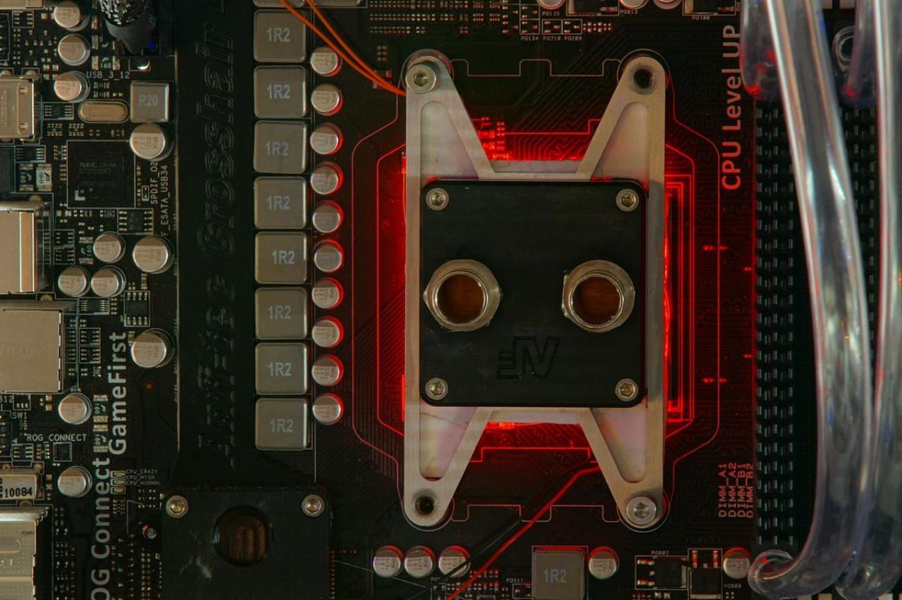 [15/07/2011] Schienenbruch-Casemod: Beleuchteter CPU-Wasserkühler, verkleinerte Grafikkarte und mehr sehenswerte Modifikationen (128)