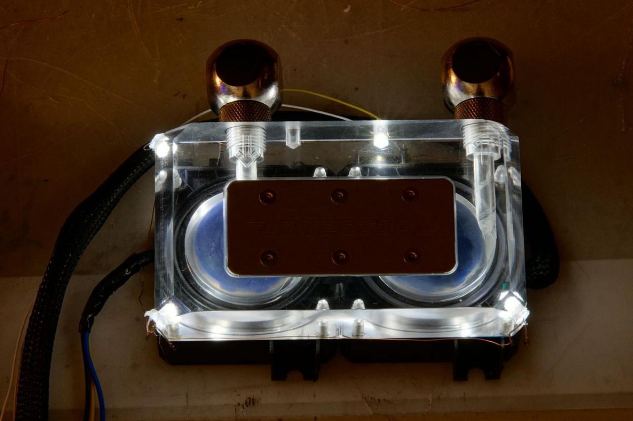 [15/07/2011] Schienenbruch-Casemod: Beleuchteter CPU-Wasserkühler, verkleinerte Grafikkarte und mehr sehenswerte Modifikationen (130)