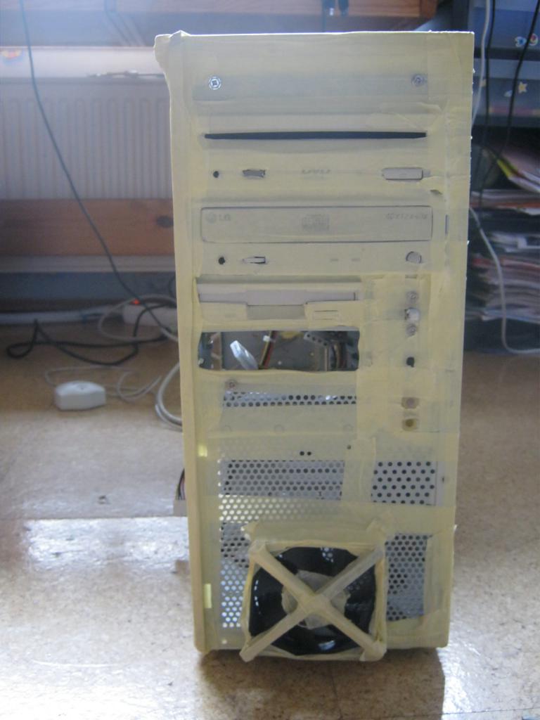 [11/08/2011] Casemod der anderen Art: Quick 'n' Dirty Kreppband-Casemod (13)