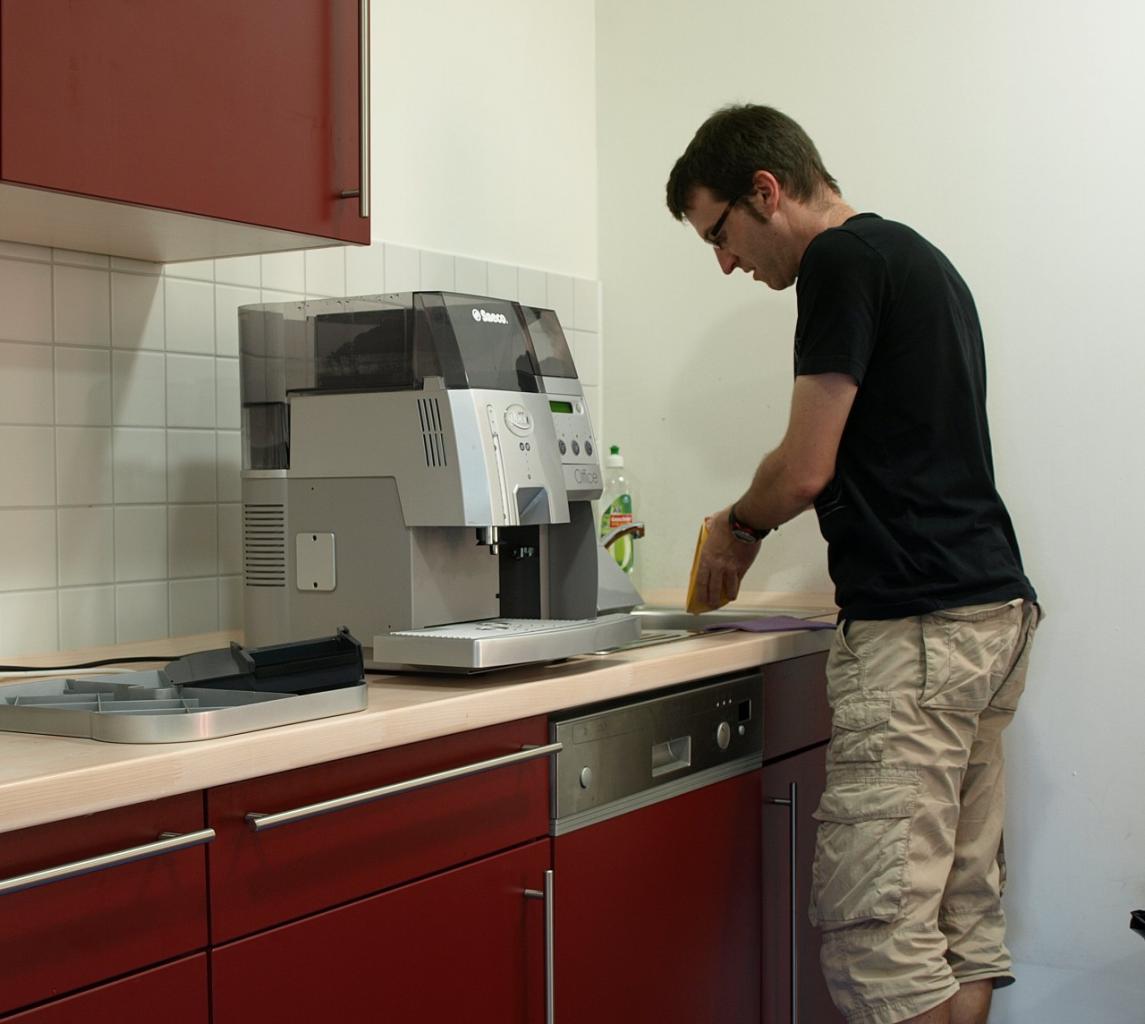 [19/08/2011] Frank Pfründer nimmt die wöchentliche Wartung der Kaffeemaschine vor. Dies muss mit viel Sorgfalt geschehen, denn ohne Kaffee funktionieren Redakteure und Layouter nicht. 