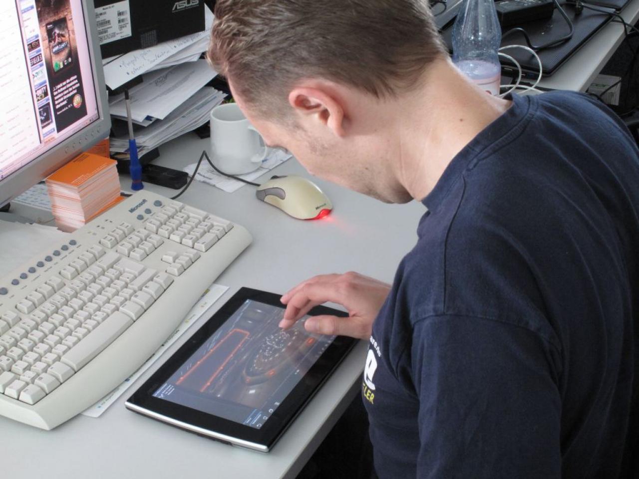 [26/08/2011] Marco hat sich das Asus Slider bei Lars ausgeliehen und spielt Galaxy on Fire, als plötzlich ...