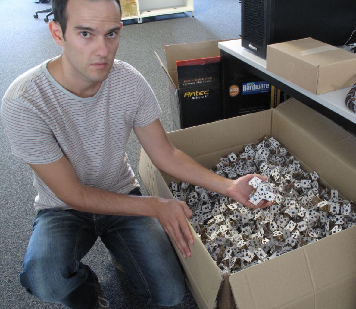 [26/08/2011] Daniel Waadt bewundert das neue Verpackungsmaterial, welches Alternate gerade testet. Angeblich soll man damit rohe Eier transportieren können, ohne das diese beschädigt werden.