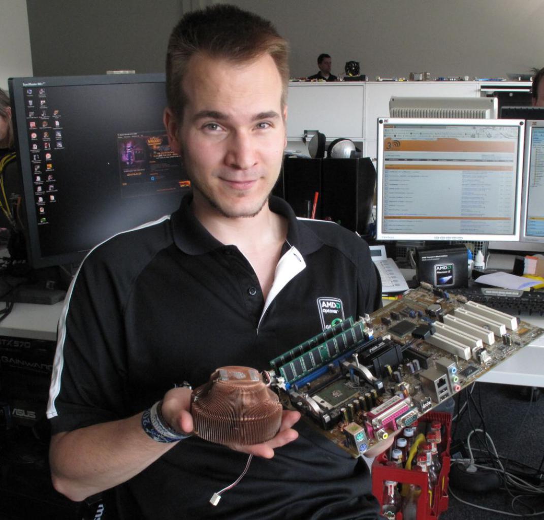 [26/08/2011] Retro-Raff - nicht nur 3dfx-Grafikkarten sind Raffs Hobby, nein auch alte Prozessoren samt Infrastruktur. Doch Glück für Sie, denn das System brauchten wir tatsächlich für einen Artikel. Erkennen Sie die CPU?