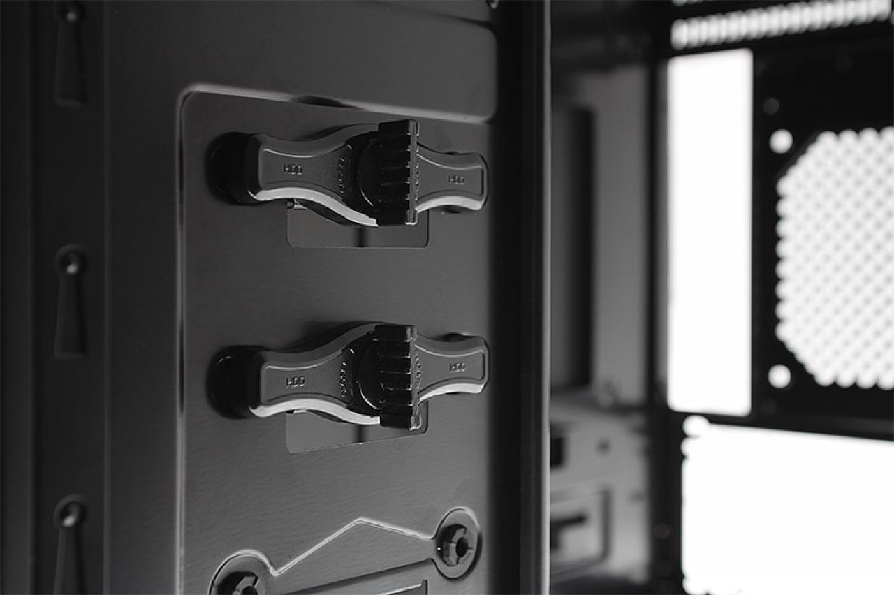 [26/08/2011] BitFenix Outlaw Midi Tower black 4 