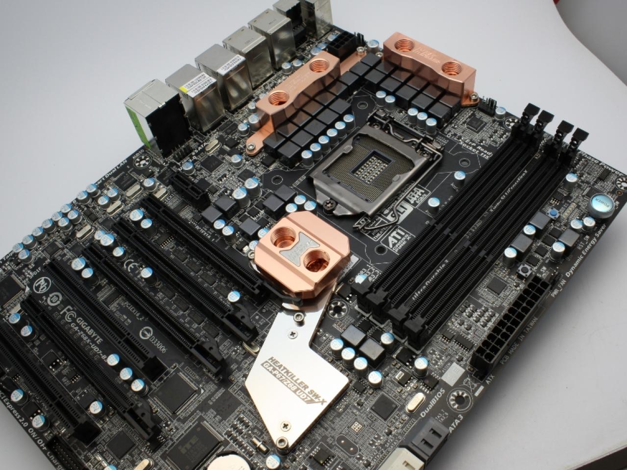 [06/08/2011] Heatkiller Mainboard-Set für Gigabyte GA-Z68X UD7 und GA-P67 UD7. Die Kühlung des PCH über einen vollständig mit poliertem Edelstahl bedeckten Ausleger des Heatkiller NSB 3.0 auf dem NF200 sieht nicht nur interessant aus - sie verhindert auch Konflikte zwischen Erweiterungskarten und Kühleranschlüssen.