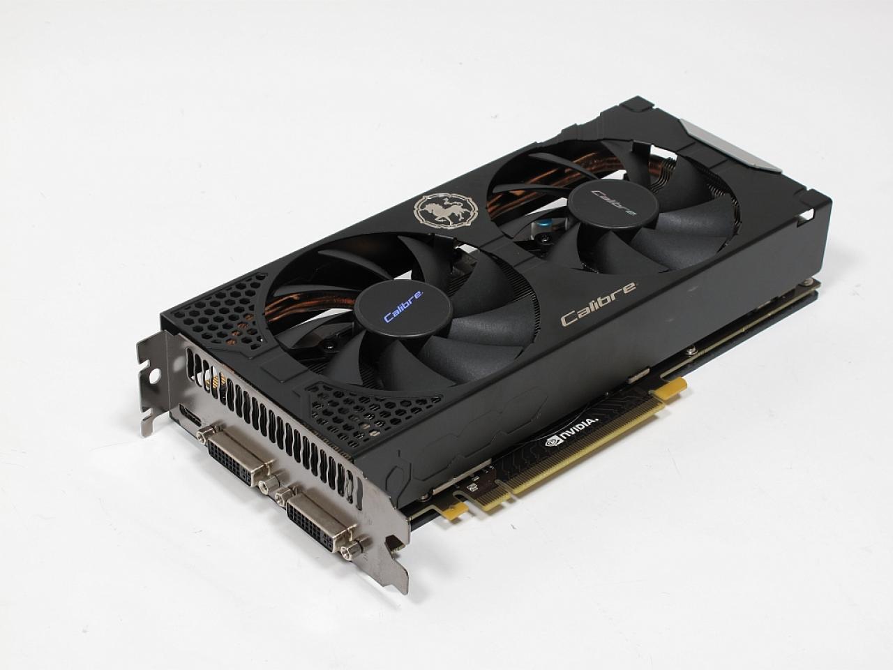 [10/08/2011] Sparkle Calibre X560 Ti DF: Optisch beeindruckt die Karte mit einem edlen Gewand aus schwarz-gebürstetem Aluminium. Der Kühler selbst ist ein eigenes Design und kühlt die Karte mit Hilfe von zwei dicken 8-Millimeter Heatpipes, 2 Lüftern und einer Backplate aus Aluminium. Die Kühlung wird auch benötigt, denn die Karte ist werksseitig um ansehnliche 15 Prozent übertaktet (950/1.900/2.300 anstelle von 822/1.645/2.004 MHz).