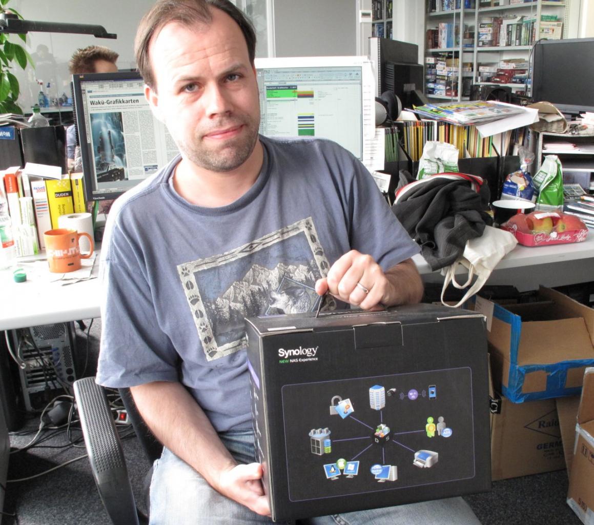 [05/08/2011] Christian hält ein neues NAS von Synology in den Händen.