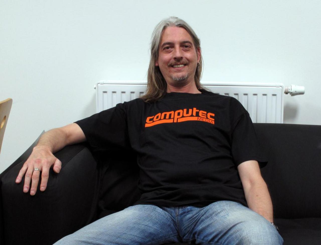 [12/08/2011] ... hat gleich sein neues T-Shirt mit Firmenlogo anprobiert. 