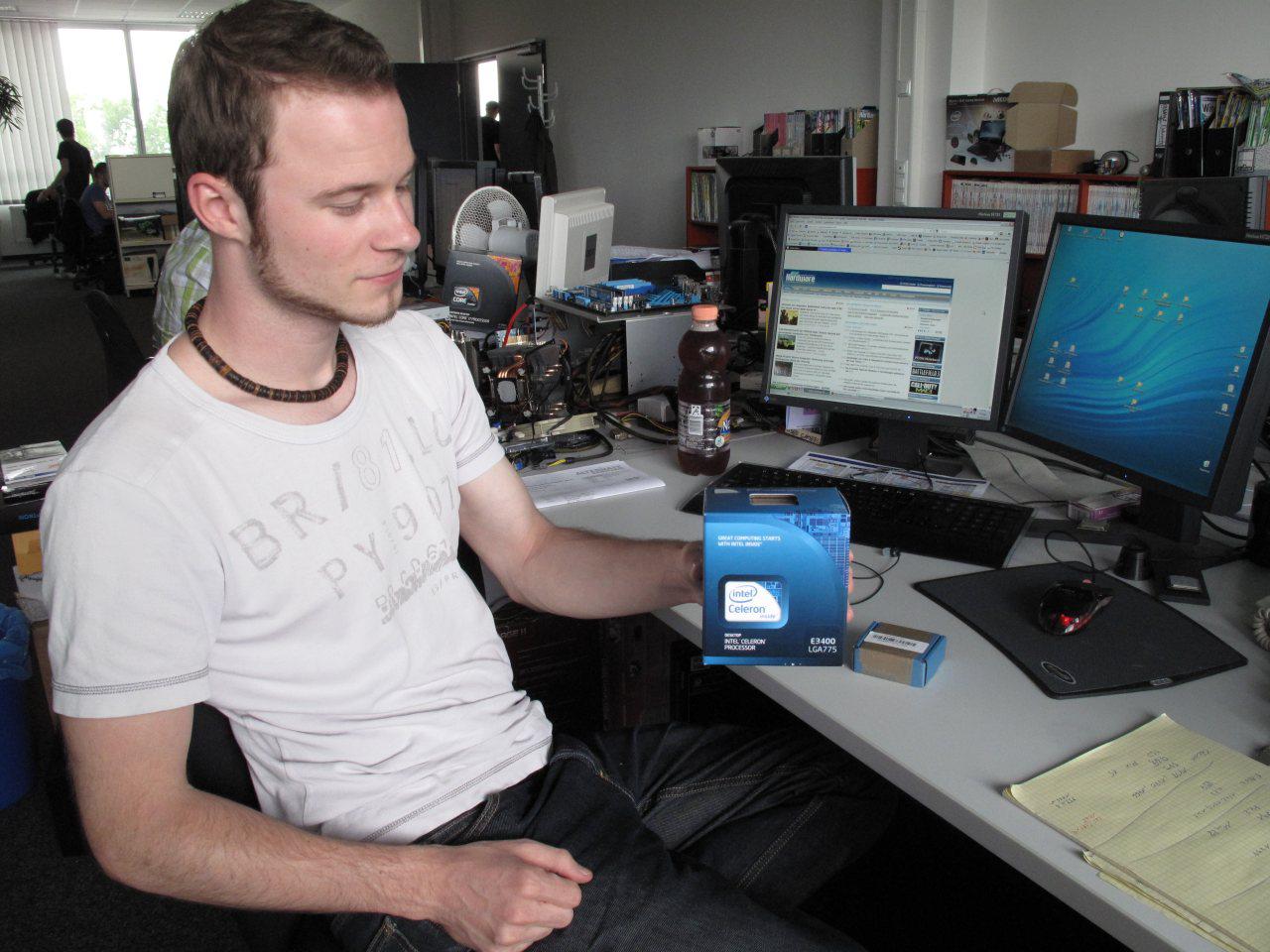 [05/08/2011] Marc zeigt einen Celeron E3400 (Sockel 775) für den Pro-MHz-Artikel in Ausgabe 10/2011.