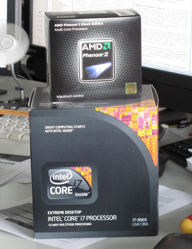[05/08/2011] Auf Stephans Tisch stapeln sich CPUs in der Boxed-Variante, doch es geht hier nicht um die Prozessoren sondern um die beiliegenden Kühler. 