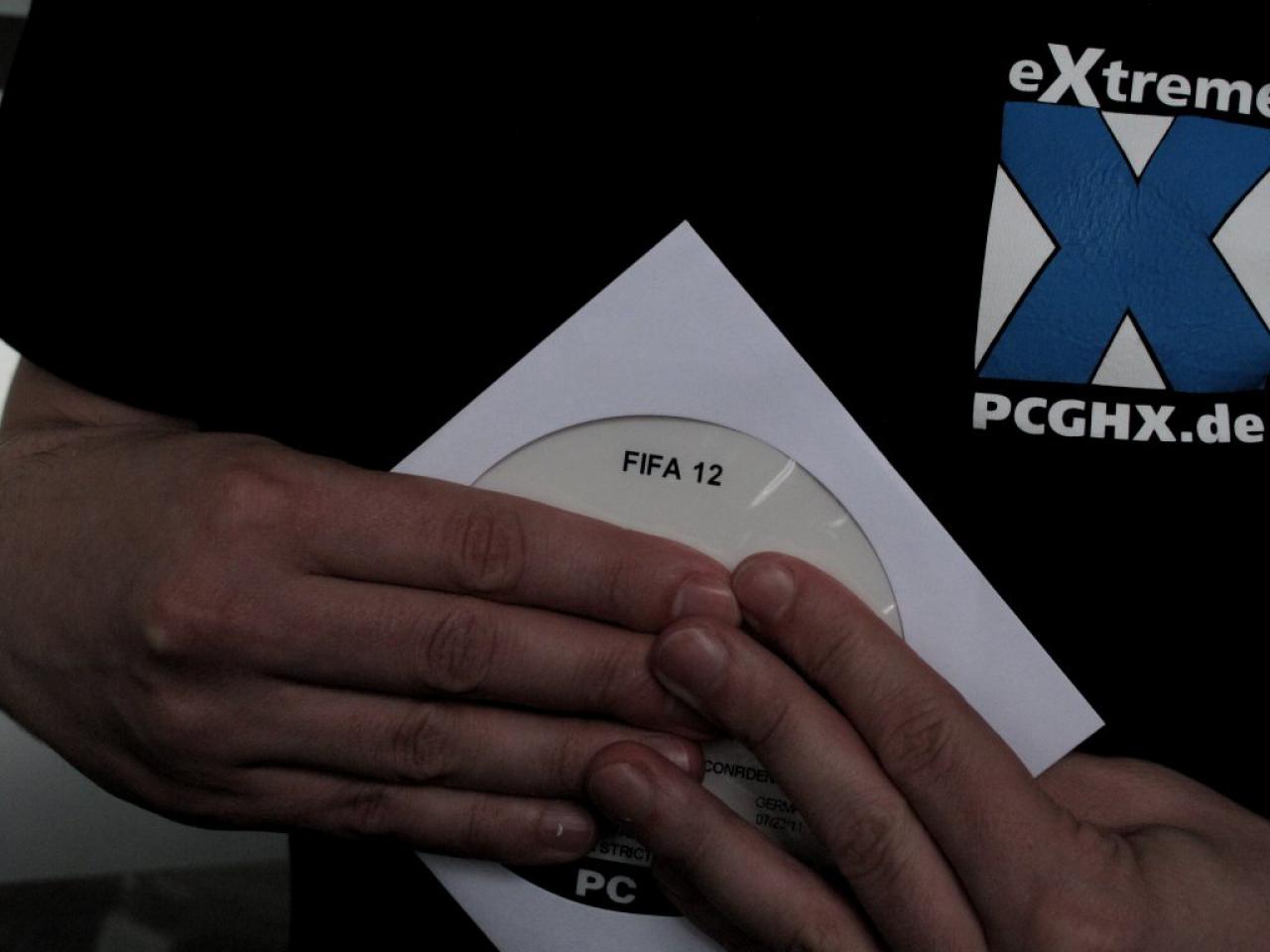 [05/08/2011] Thilo hält eine Vorschauversion von FIFA 12 in den Händen - dafür würden einige Fans sicher alles tun. 