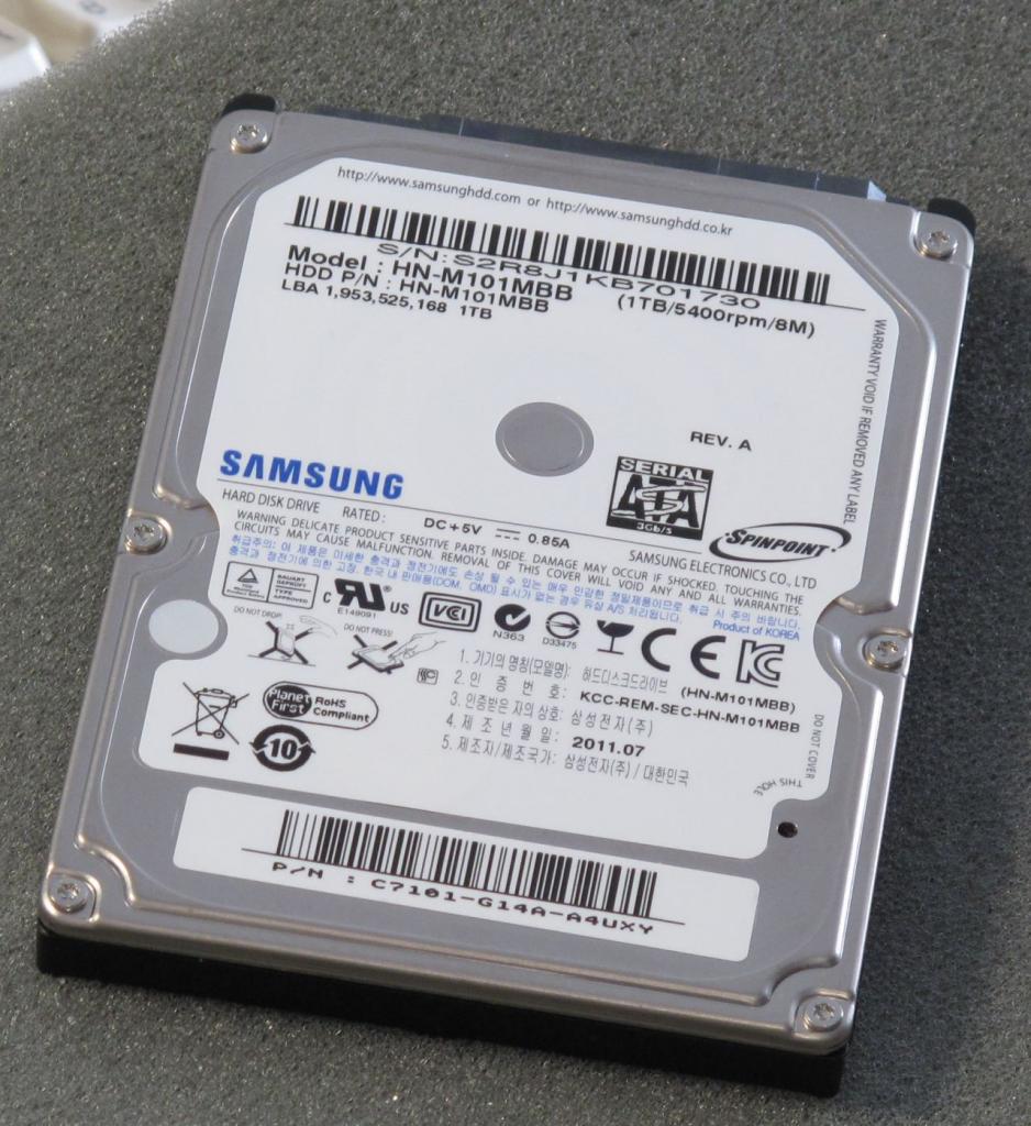 [12/08/2011] Auf Carstens Schreibtisch findet sich aber auch aktuelle Hardware: eine 2,5-Zoll-Festplatten von Samsung HN-M101MBB: 1 Terabyte, 9,5mm Bauhöhe und damit Notebook-tauglich.