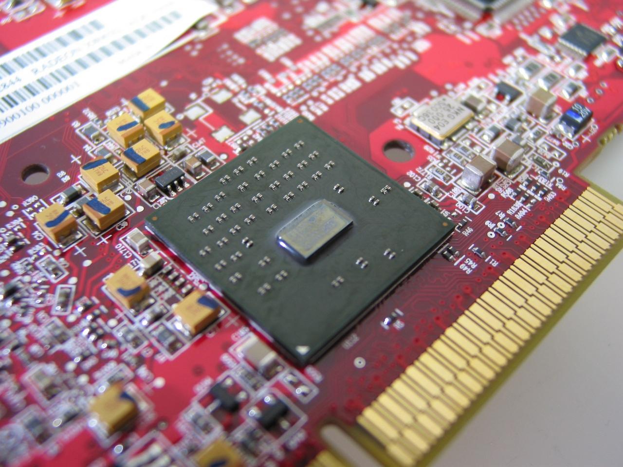 [09/08/2011] Ati Rialto (2006): Der letzte native AGP-Chip von Ati war der R481 alias Radeon X850 XT-PE, alle darauf folgenden GPUs nutzen den Rialto um die AGP-Signale umzuwandeln