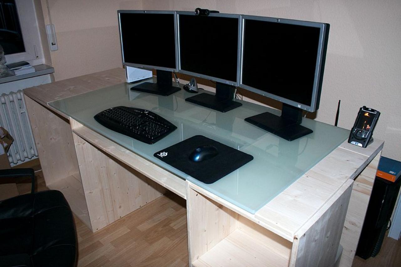 [26/08/2011] Desktop Deluxe: Luxuriöser PC-Tisch im Eigenbau (3)