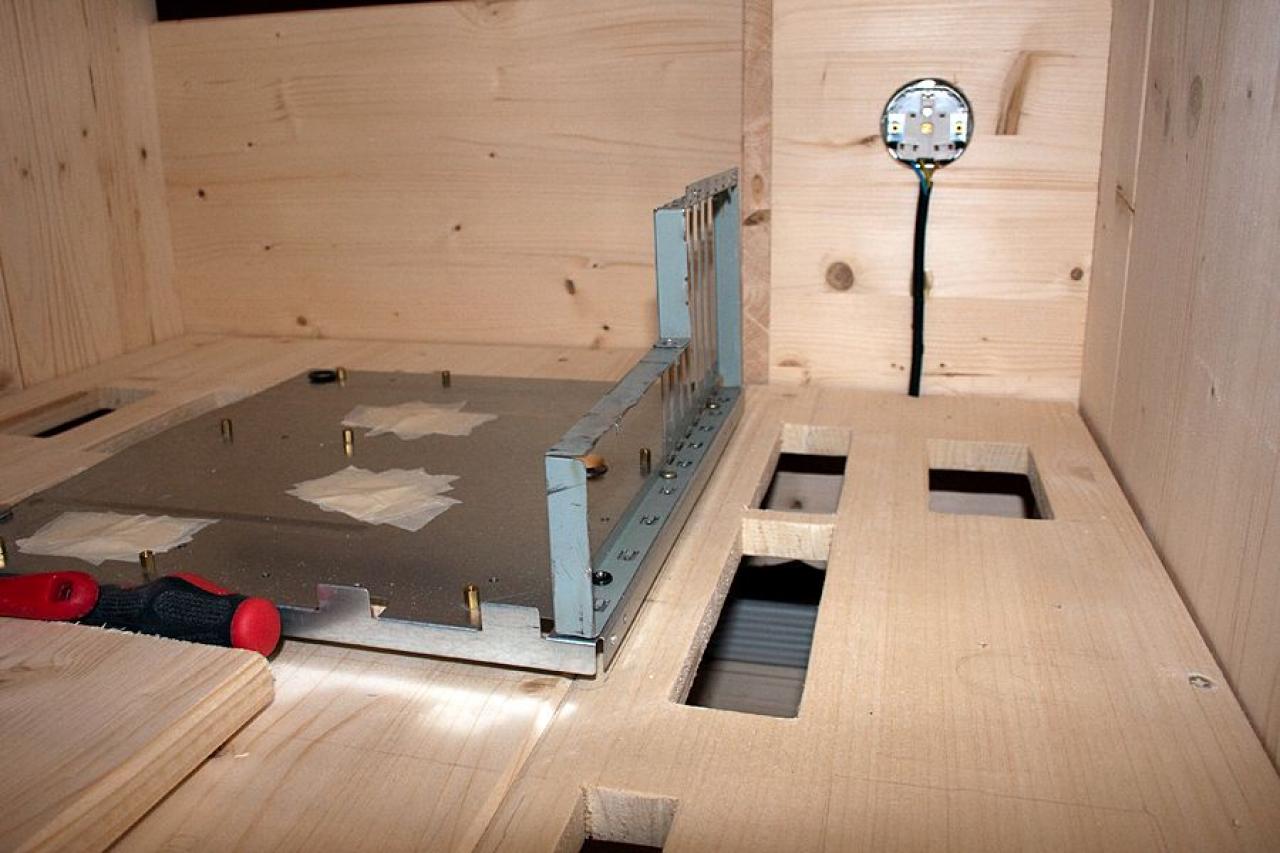 [26/08/2011] Desktop Deluxe: Luxuriöser PC-Tisch im Eigenbau (13)