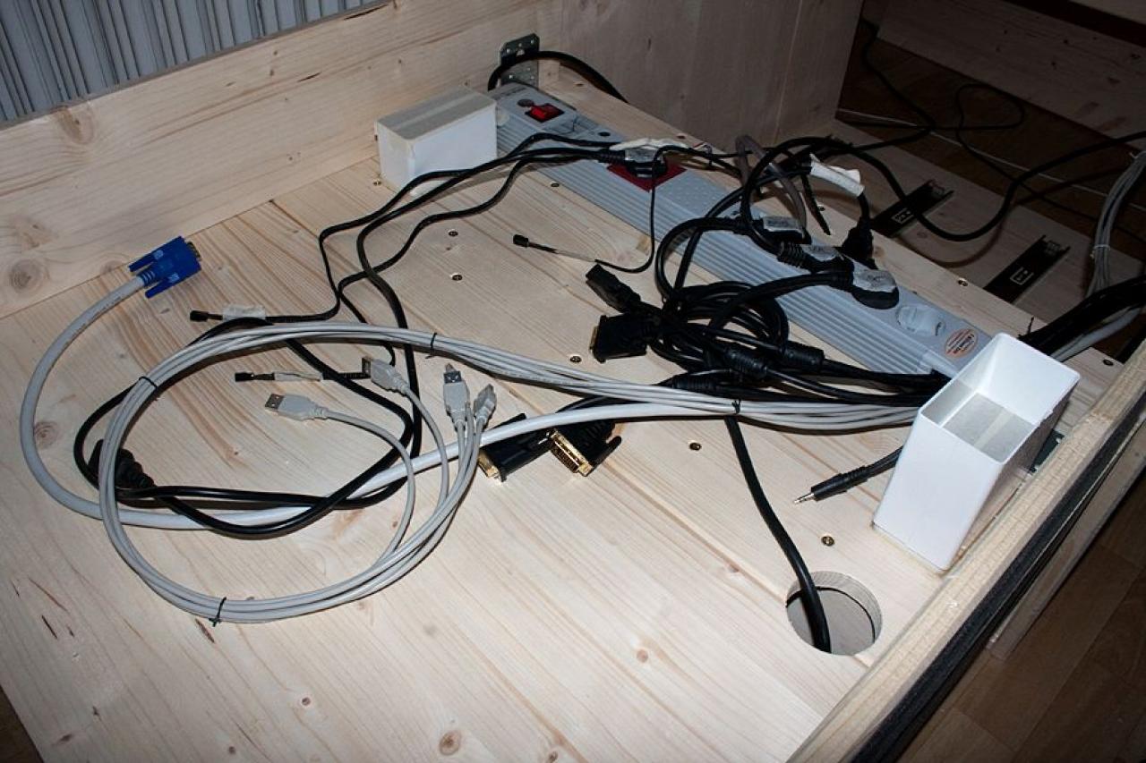 [26/08/2011] Desktop Deluxe: Luxuriöser PC-Tisch im Eigenbau (18)
