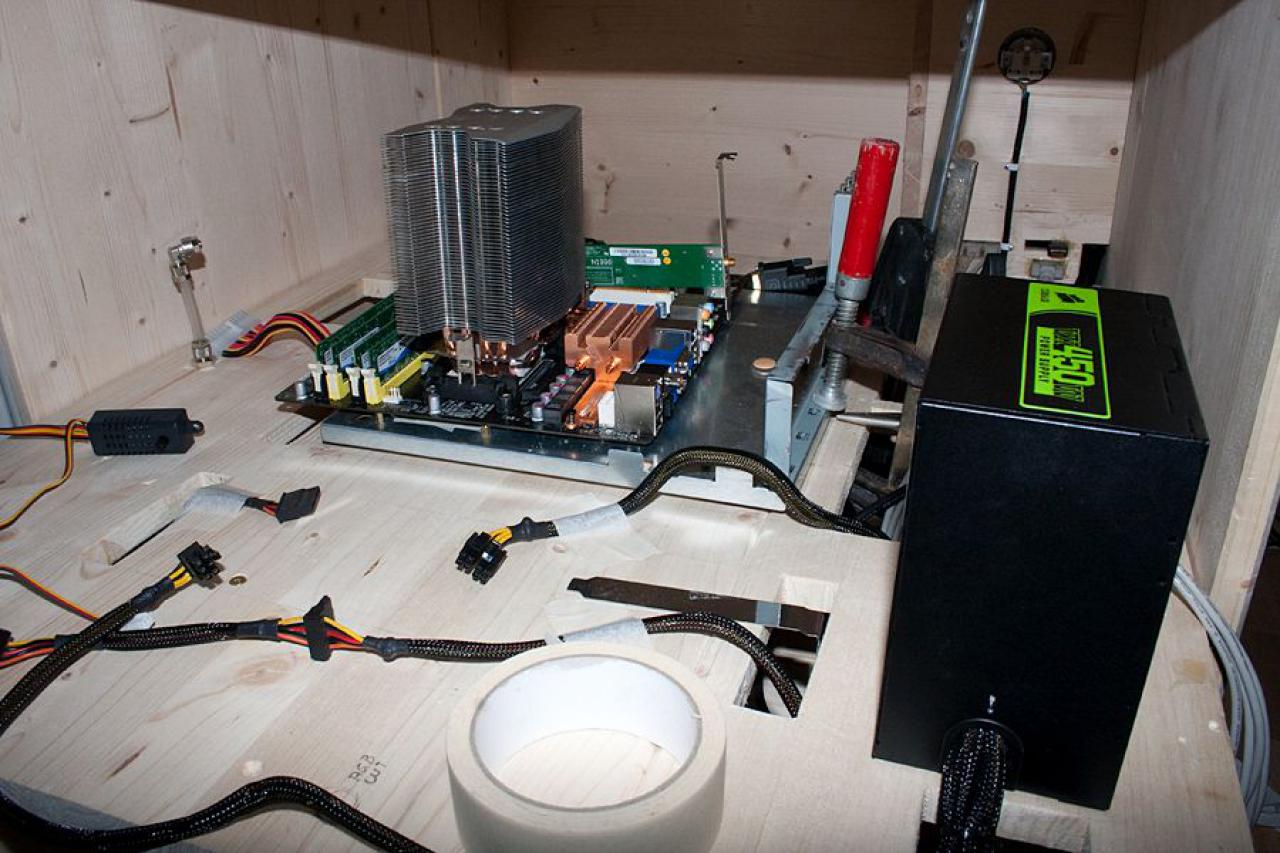 [26/08/2011] Desktop Deluxe: Luxuriöser PC-Tisch im Eigenbau (22)