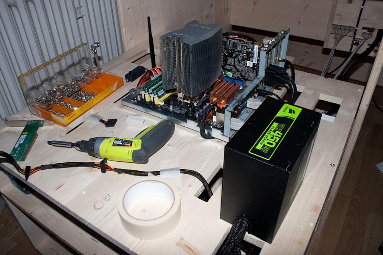 [26/08/2011] Desktop Deluxe: Luxuriöser PC-Tisch im Eigenbau (23)