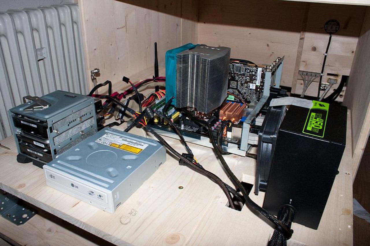 [26/08/2011] Desktop Deluxe: Luxuriöser PC-Tisch im Eigenbau (24)