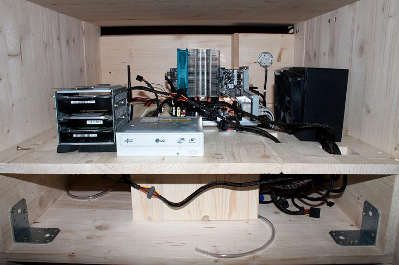 [26/08/2011] Desktop Deluxe: Luxuriöser PC-Tisch im Eigenbau (25)