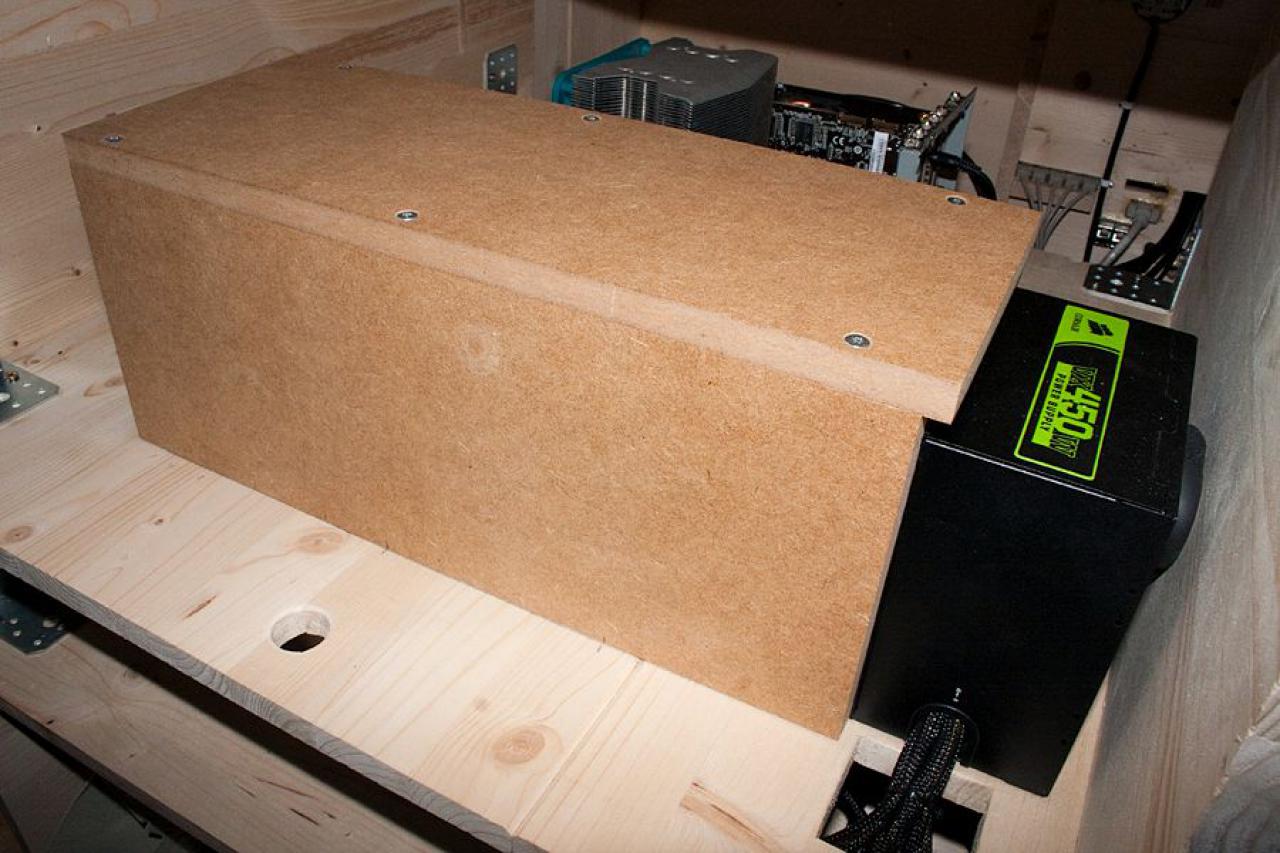 [26/08/2011] Desktop Deluxe: Luxuriöser PC-Tisch im Eigenbau (29)