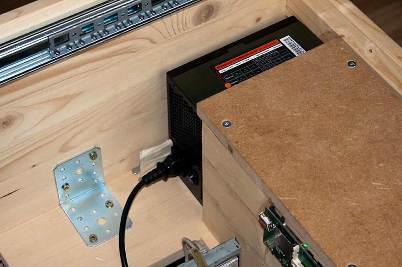 [26/08/2011] Desktop Deluxe: Luxuriöser PC-Tisch im Eigenbau (39)