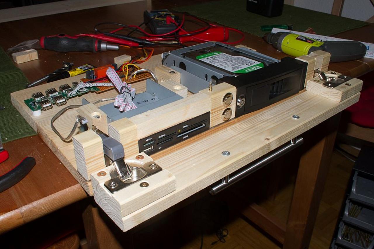 [26/08/2011] Desktop Deluxe: Luxuriöser PC-Tisch im Eigenbau (58)