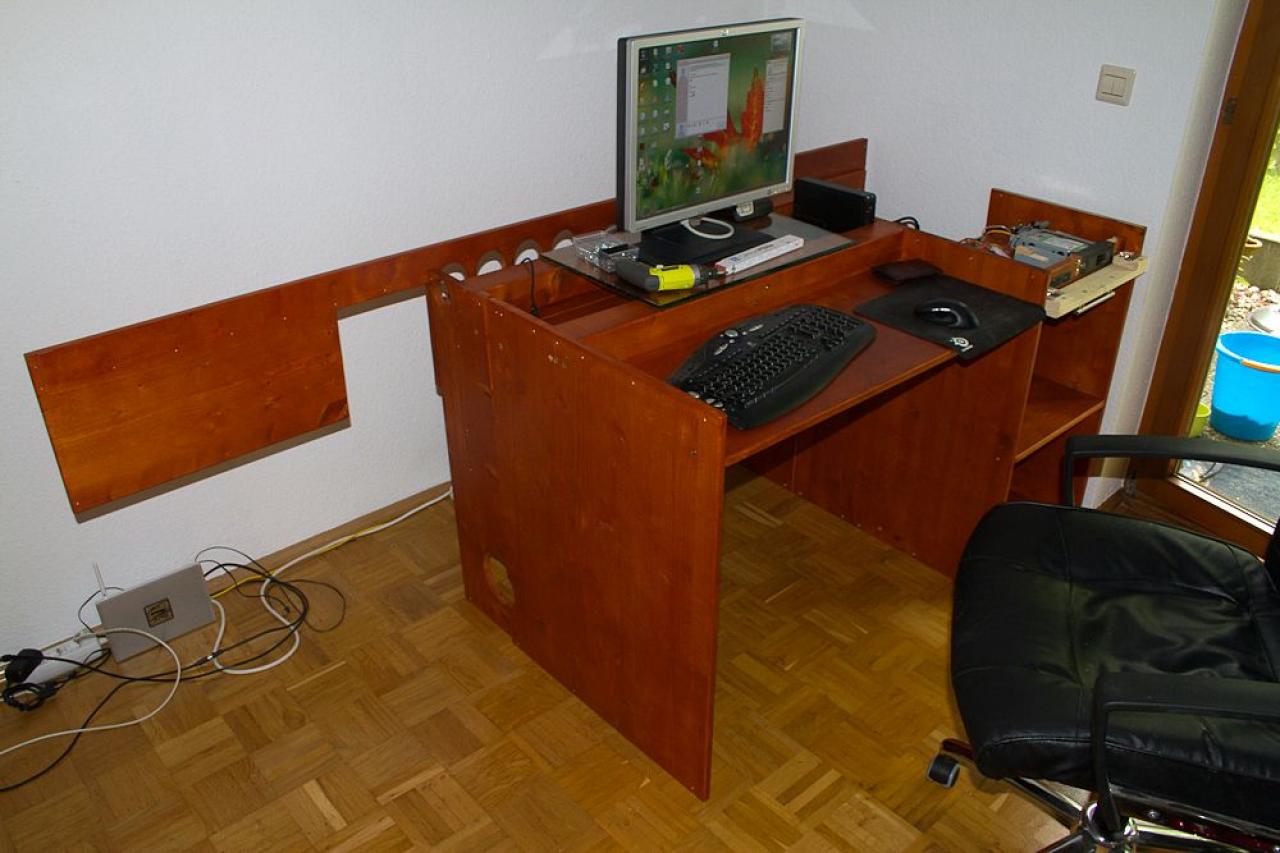 [26/08/2011] Desktop Deluxe: Luxuriöser PC-Tisch im Eigenbau (61)