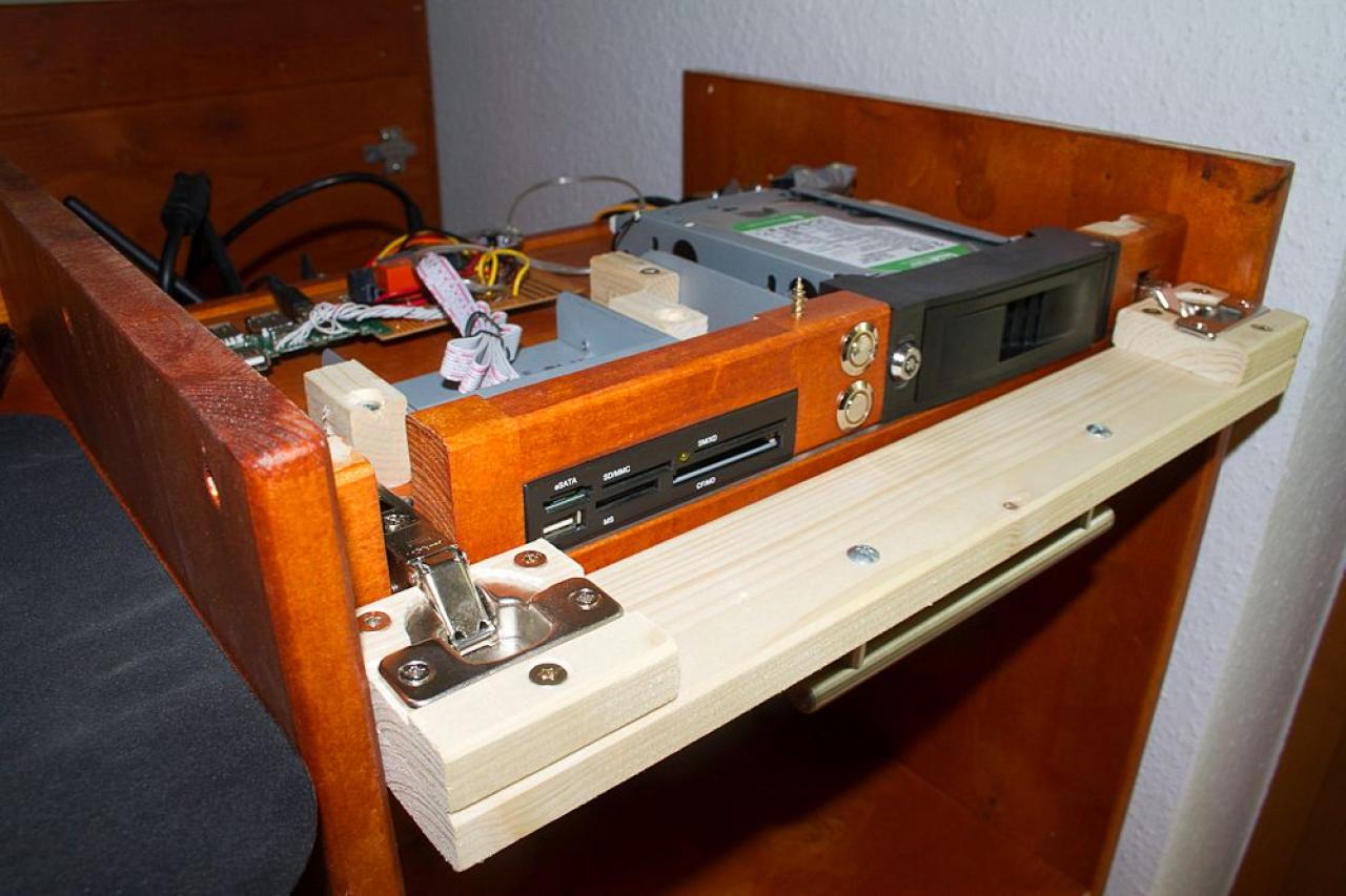 [26/08/2011] Desktop Deluxe: Luxuriöser PC-Tisch im Eigenbau (62)