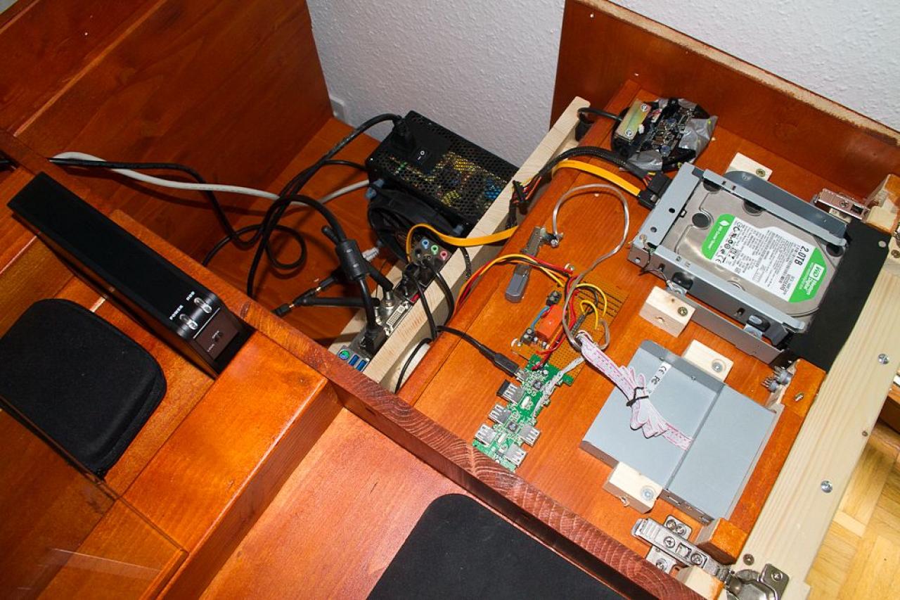 [26/08/2011] Desktop Deluxe: Luxuriöser PC-Tisch im Eigenbau (63)