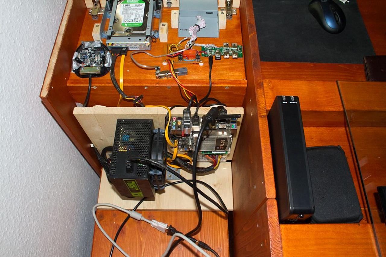 [26/08/2011] Desktop Deluxe: Luxuriöser PC-Tisch im Eigenbau (64)