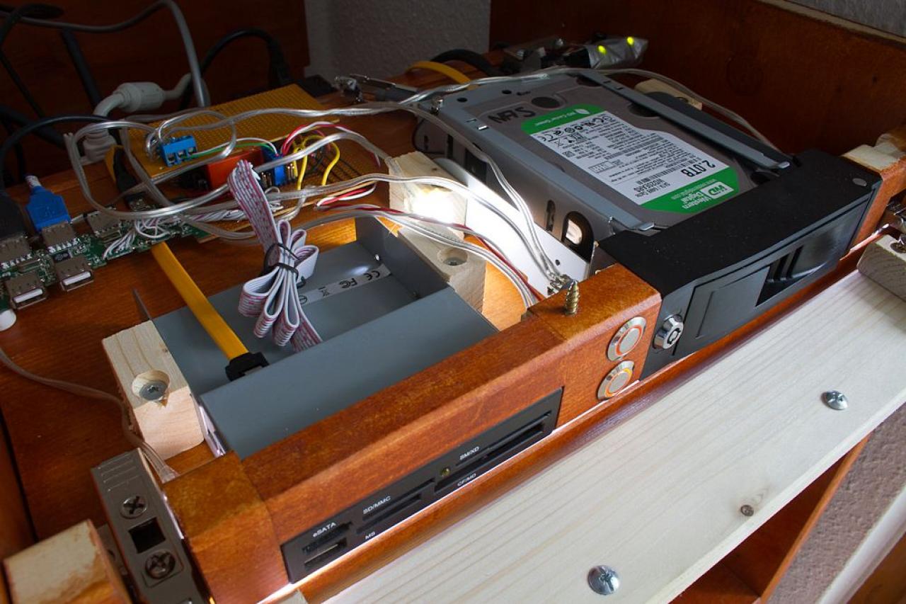 [26/08/2011] Desktop Deluxe: Luxuriöser PC-Tisch im Eigenbau (67)