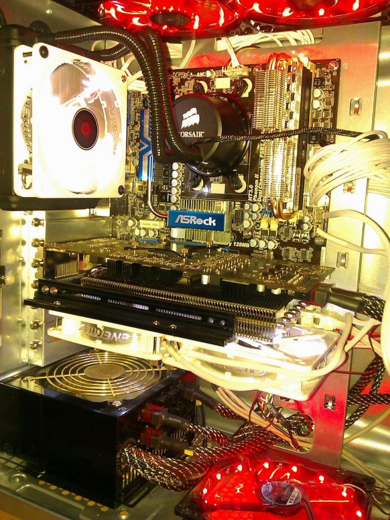 [19/09/2011] PCs im Industrie-Look, von Eis umhüllt und mit Kirmes-Beleuchtung (256)