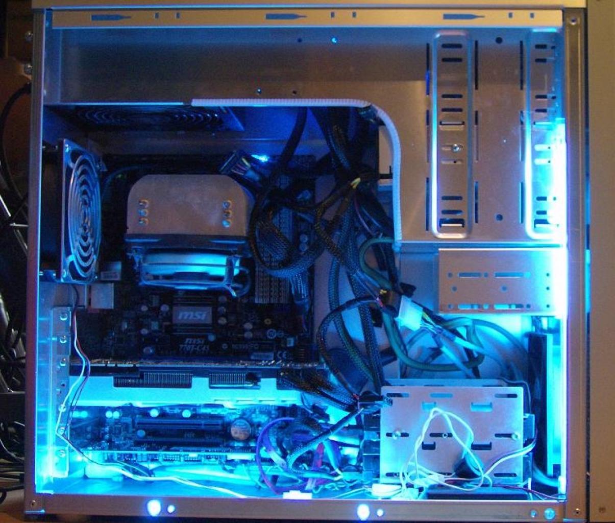 [19/09/2011] PCs im Industrie-Look, von Eis umhüllt und mit Kirmes-Beleuchtung (257)