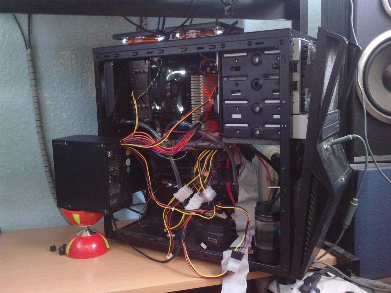 [19/09/2011] PCs im Industrie-Look, von Eis umhüllt und mit Kirmes-Beleuchtung (270)