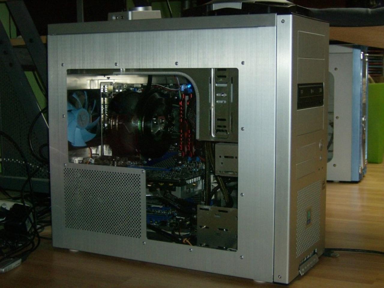 [19/09/2011] PCs im Industrie-Look, von Eis umhüllt und mit Kirmes-Beleuchtung (274)
