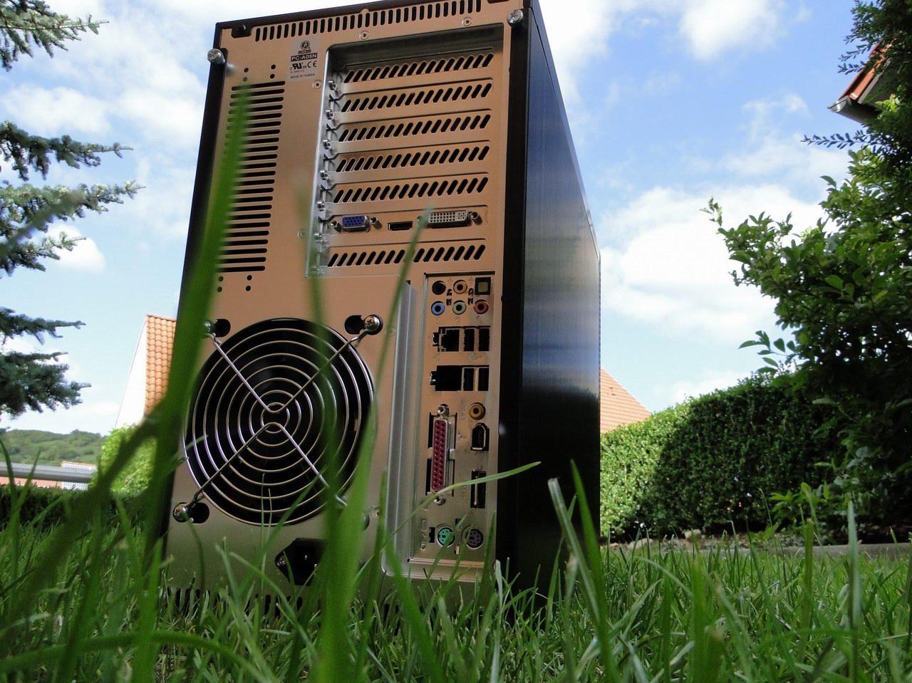 [19/09/2011] PCs im Industrie-Look, von Eis umhüllt und mit Kirmes-Beleuchtung (279)