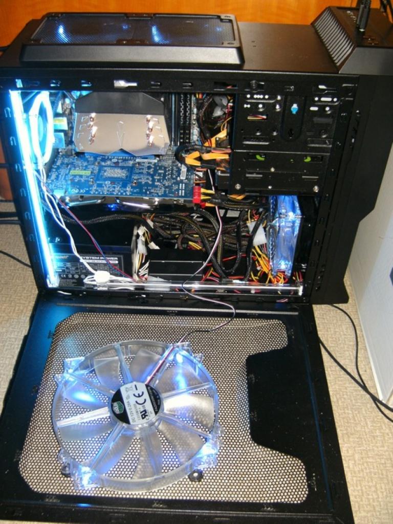 [19/09/2011] PCs im Industrie-Look, von Eis umhüllt und mit Kirmes-Beleuchtung (282)