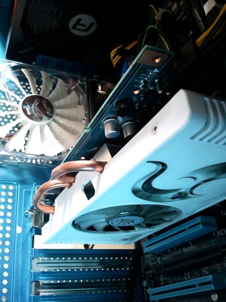 [19/09/2011] PCs im Industrie-Look, von Eis umhüllt und mit Kirmes-Beleuchtung (286)