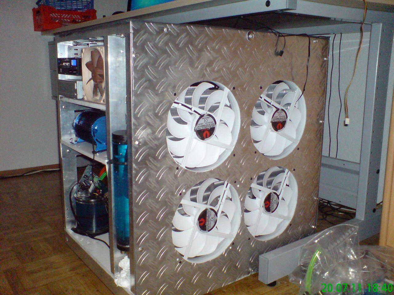 [19/09/2011] PCs im Industrie-Look, von Eis umhüllt und mit Kirmes-Beleuchtung (251)