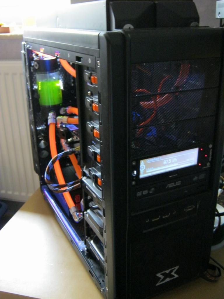 [19/09/2011] PCs im Industrie-Look, von Eis umhüllt und mit Kirmes-Beleuchtung (290)